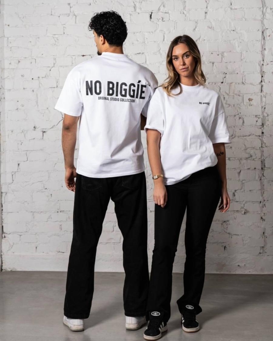 002 oversized t-shirt white model